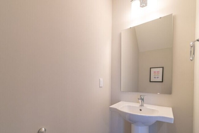 Building Photo - Beautiful Modern Townhome in South End Available 5/1!