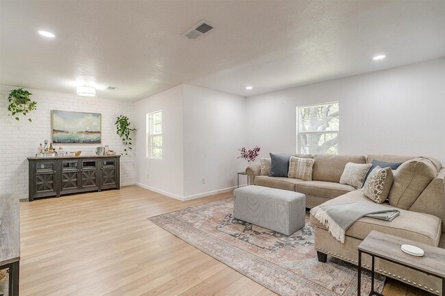 Building Photo - 1701 Larkspur Dr