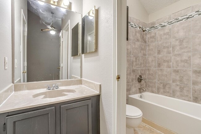 Building Photo - One Side of Very Nice Duplex S Arlington- ...