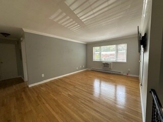 Living Room-Vacant - 422 Ringwood Ave