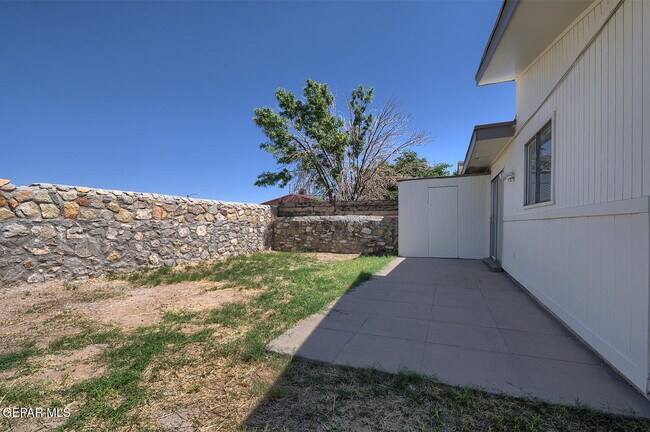 Building Photo - 3536 E Glen Dr