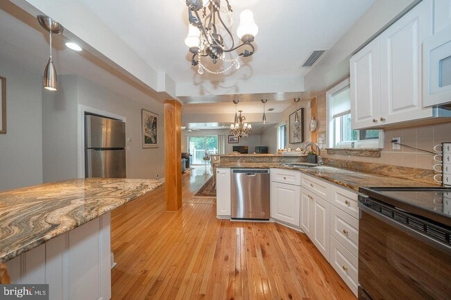 Building Photo - 1750 Oakwood Terrace