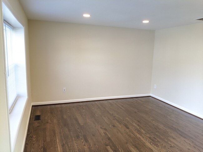 Building Photo - Renovated townhouse in established neighbo...