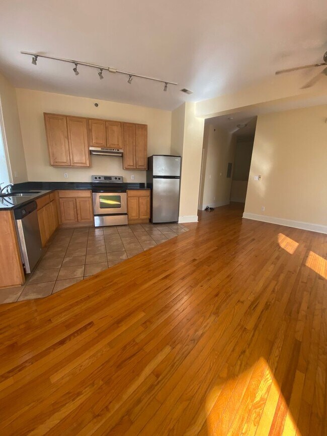 Building Photo - Beautiful 2 Bed 1 Bath in THE GROVE!