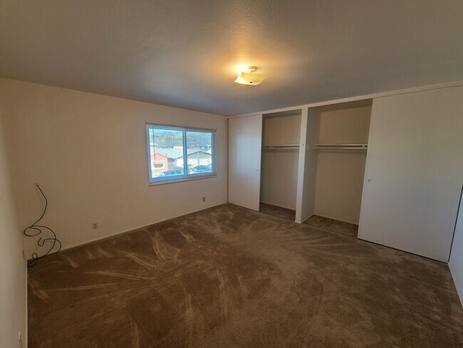 Building Photo - Utilities Paid! 3 Bedroom Apartment with G...