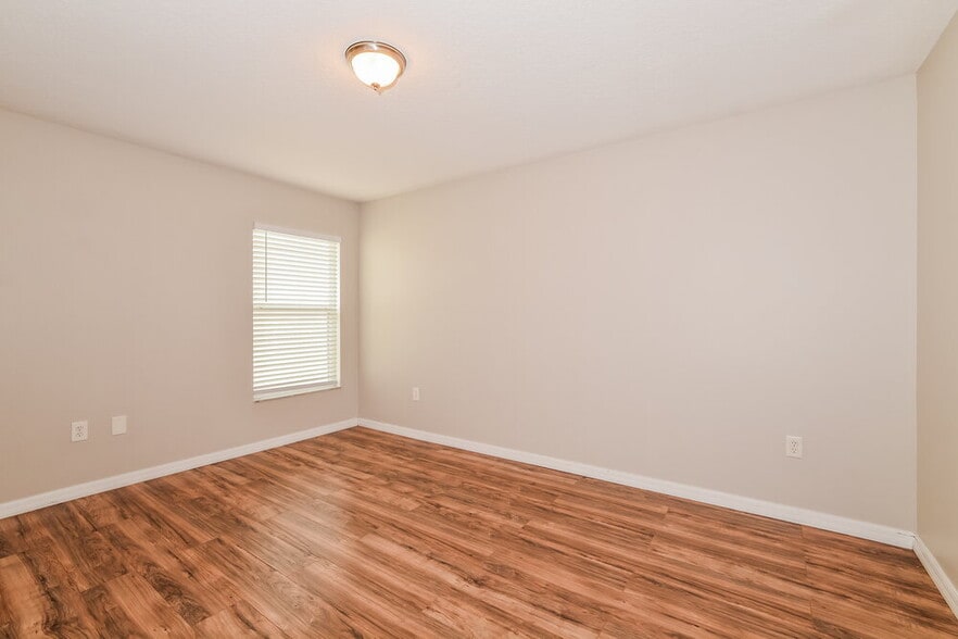 Building Photo - 2407 Knightsbridge Blvd