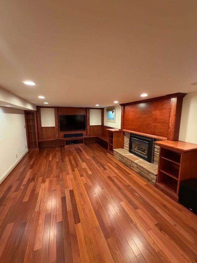 Building Photo - 916 Poly Dr