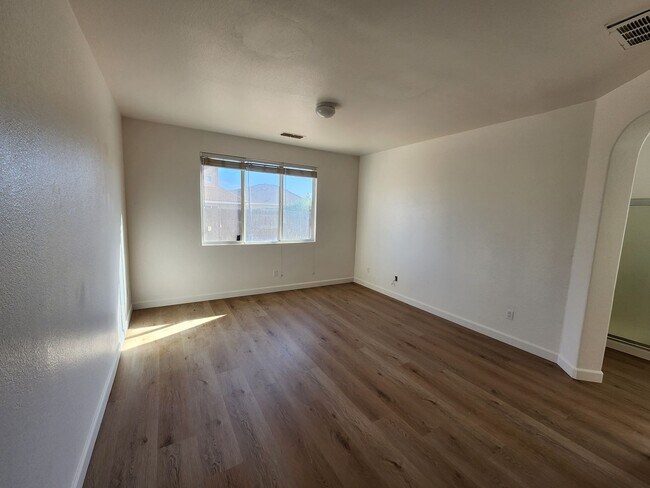Building Photo - Beautiful 5 bed/4 bath home in Santa Nella!
