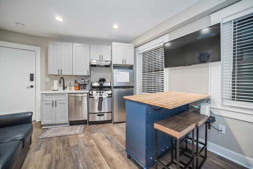 Building Photo - 396 Hanover St