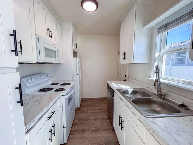 Building Photo - 408 S The Strand