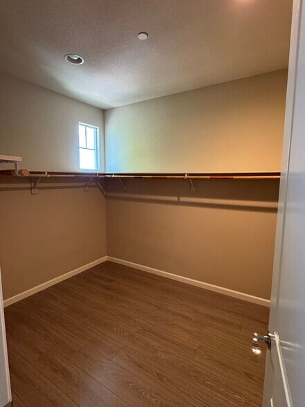 walk in closet in main bedroom - 532 Aspen Pl