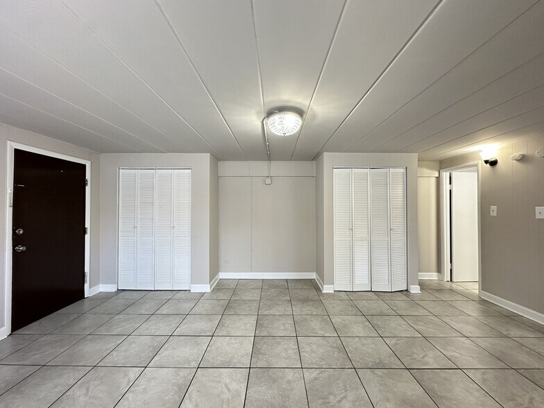 Building Photo - 9632 Ivanhoe Ave