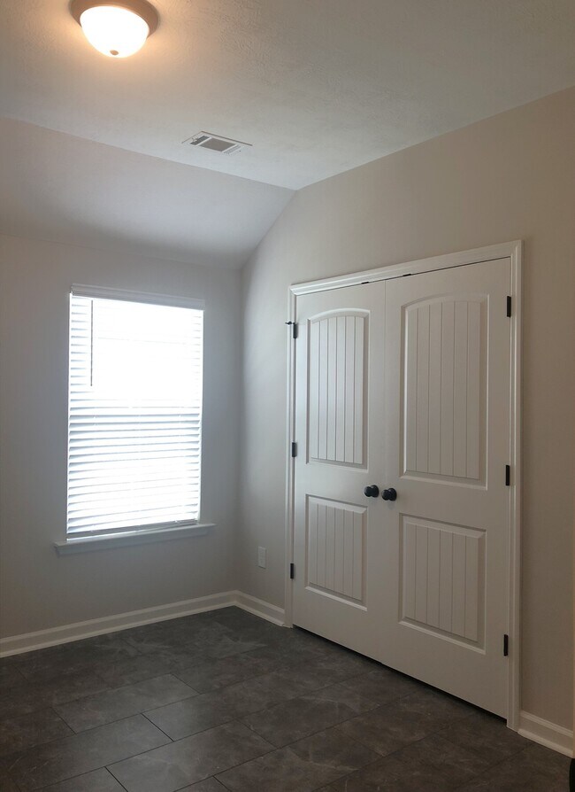 Building Photo - 879 Goodale Dr