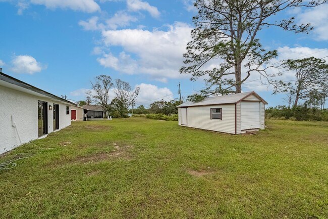 Building Photo - 50% off the first month's rent -Charming Palm Bay Retreat - Perfect for Relaxation and Entertainm...