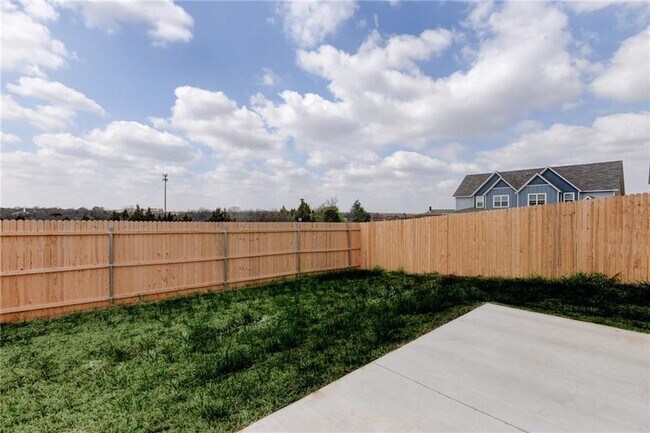 Building Photo - 17617 Hampton Park Dr