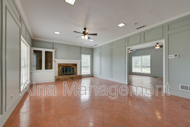 Building Photo - 743 Kings Ln