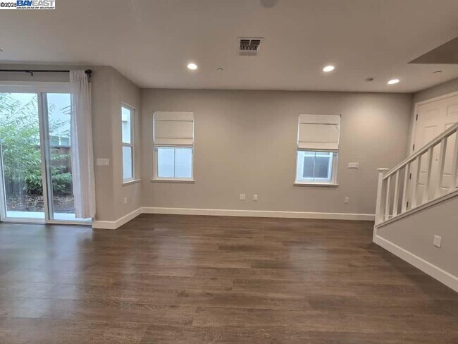 Building Photo - 8553 Waveside Wy