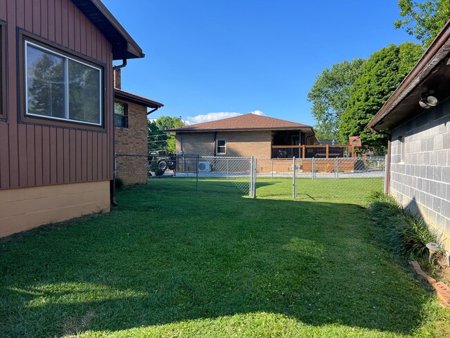 Building Photo - 2 bedroom, 1.5full bath House for rent on ...