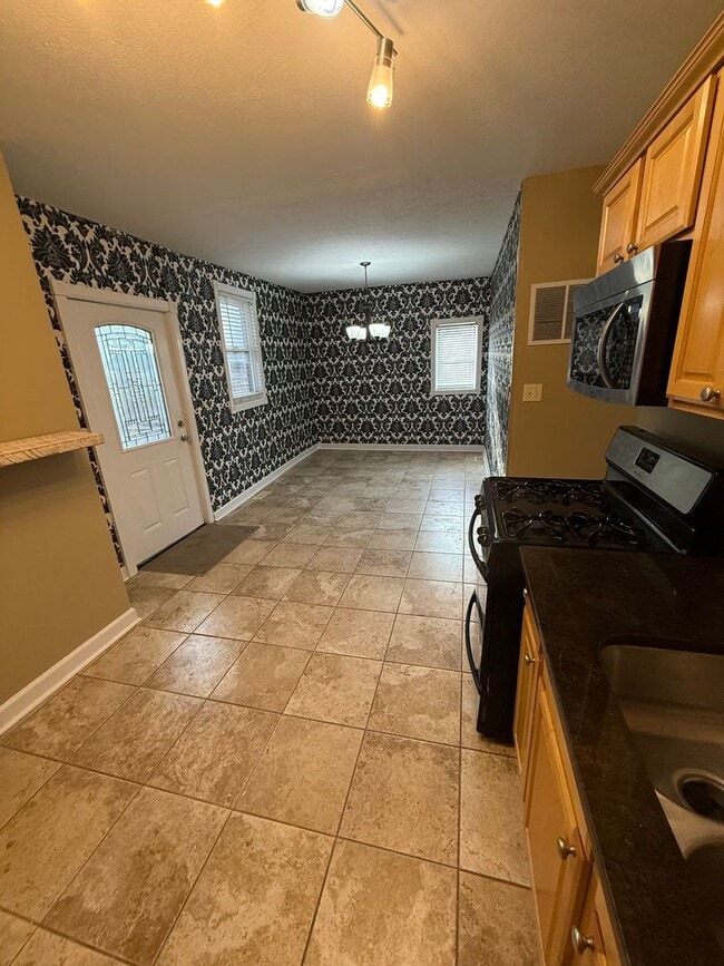 Building Photo - 711 W Maxwell St