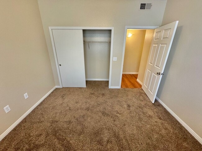 Building Photo - SPACIOUS 3 BEDROOM 2 FULL BATH CONDO IN GA...