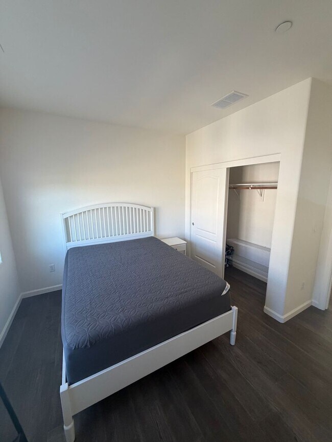 Building Photo - 401 S Hummingbird Ln