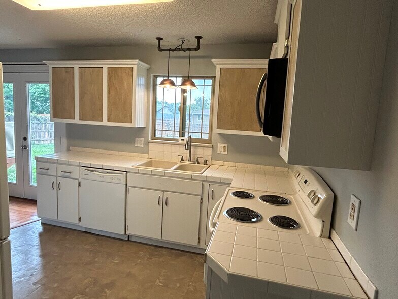 Kitchen - 632 37th Ave