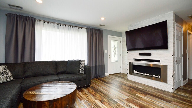 Building Photo - 407 Mors Ave