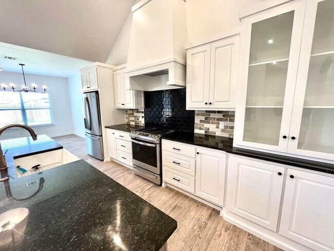 Building Photo - 4 Bed/2 Bath Home