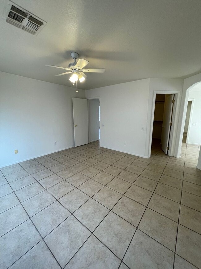 Building Photo - Large 3 Bedroom! Master Bedroom w/ Sitting Room!