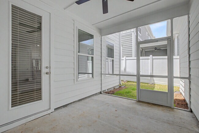 Building Photo - 4065 Four Oaks Blvd