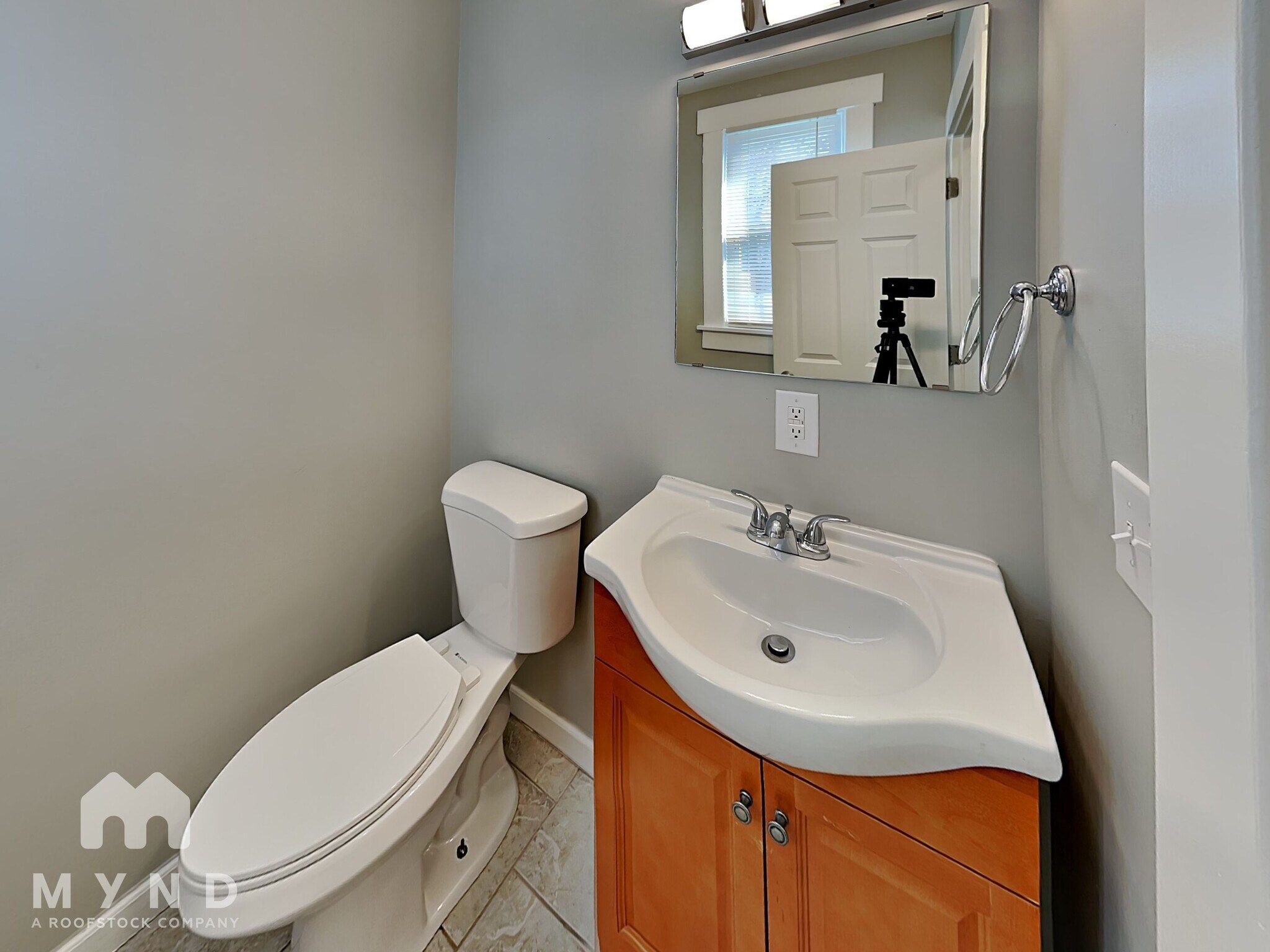 Building Photo - 153 N Oakley Ave