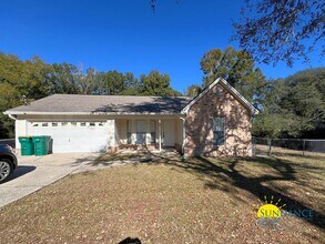 Building Photo - Gorgeous 3 Bedroom Home in Crestview!
