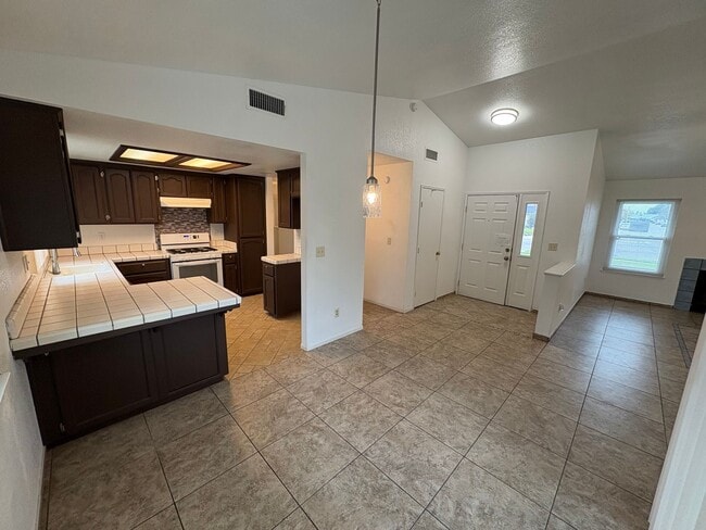 Building Photo - Charming home with Pool in Tulare Rent Ready!