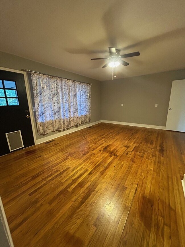 Building Photo - Beautiful updated 4 Bedroom, 3 Bath Ranch ...