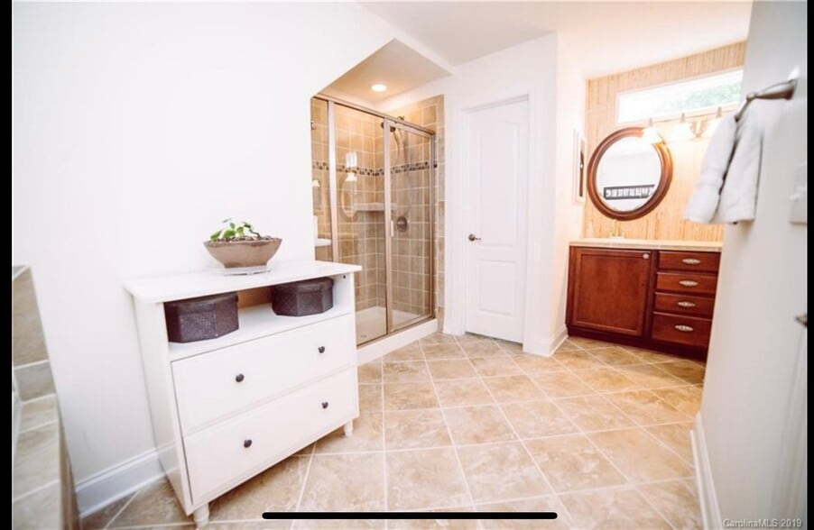 Primary Bathroom - 313 Thornhill St