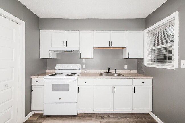 Building Photo - Charming 2 Bed, 1 Bath Apartment in Indianapolis - Don't Miss Out!