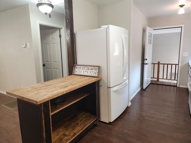 Building Photo - Updated 2 bed + bonus room / 2 bath home