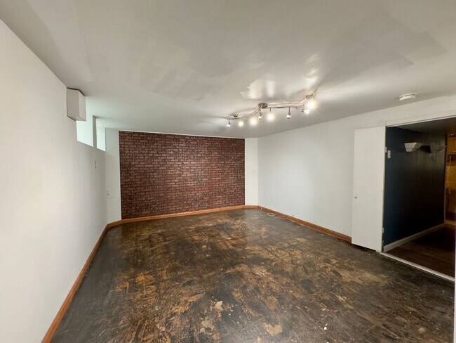 Building Photo - Spacious 3Bed/1.5Bath in Woodlawn