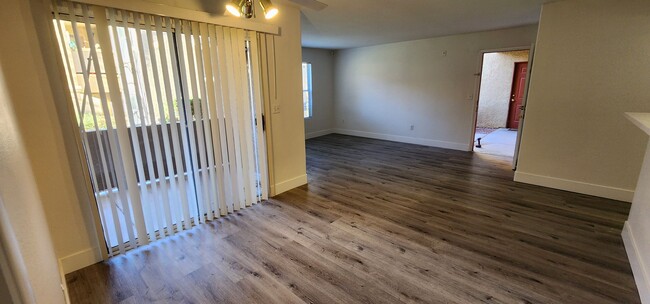 Building Photo - Silverado Ranch Condo!