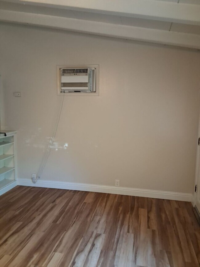 Building Photo - 2 bd 1 ba with off-street parking