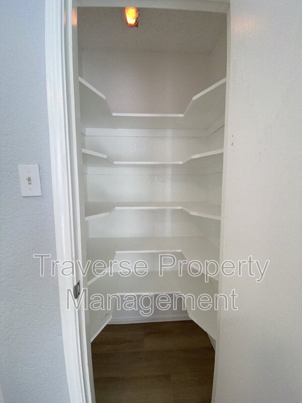 Building Photo - 209 Hickory Springs Dr