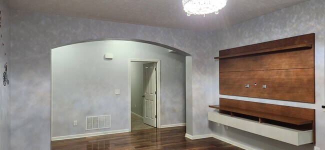 Building Photo - 590 Redwood Ln