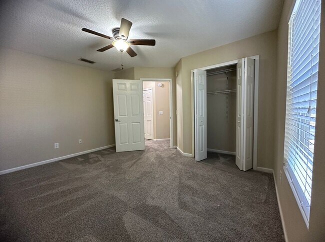 Building Photo - 1630 Vineland Cir