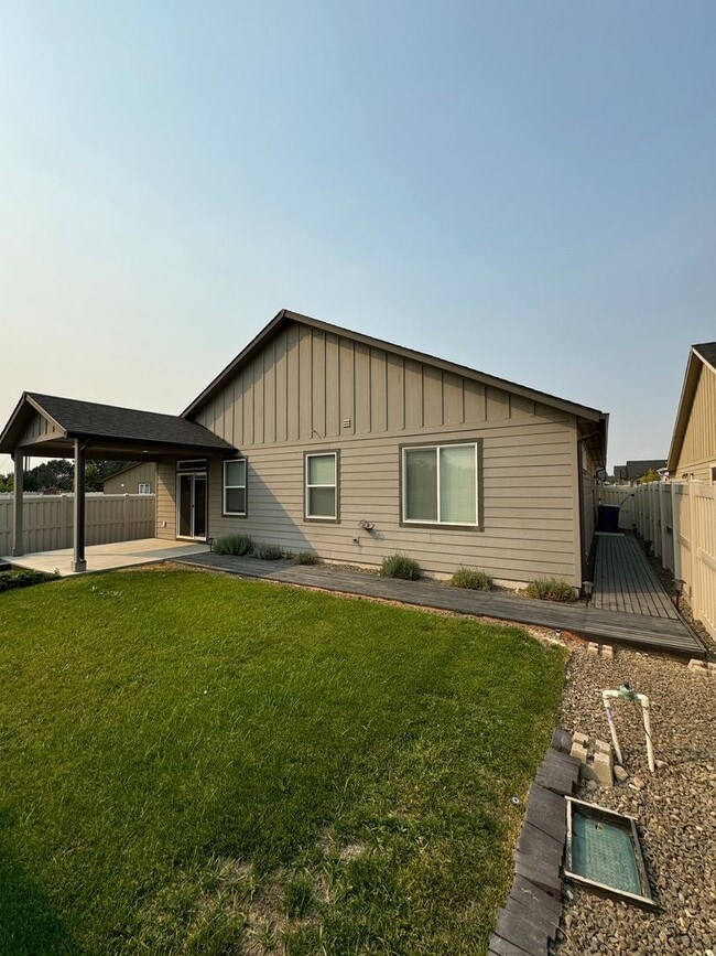 Building Photo - Charming 3-bedroom, 2-bathroom home locate...