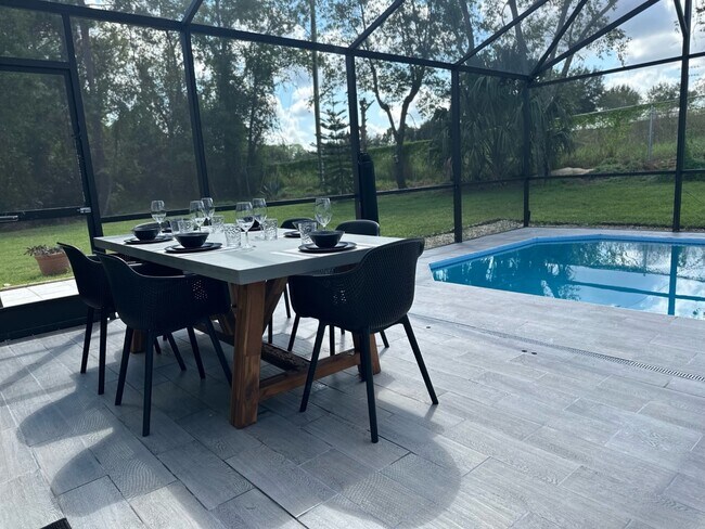 Building Photo - 333 W Shoreline Dr