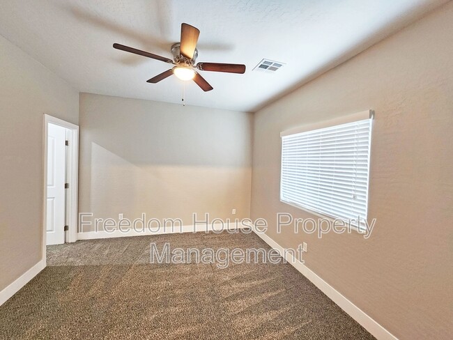 Building Photo - 1111 Sixshooter Ave