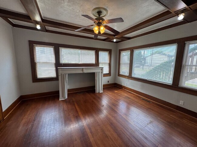 Building Photo - 2 bedrooms with sunroom, 1 bath , spacious...