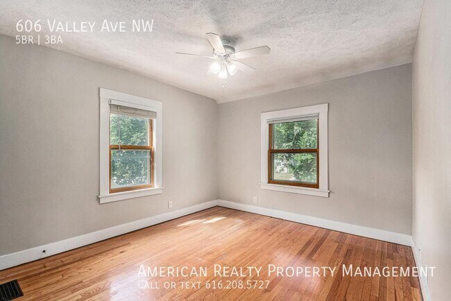 Building Photo - 606 Valley Ave NW