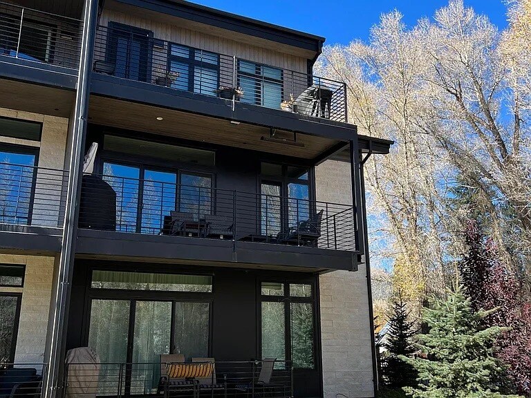 Building Photo - 930 Blue River Pky