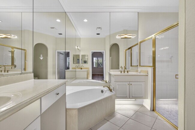 Building Photo - Beautiful & Spacious 3 Bedroom and 2 Bathroom with 2 Car garage and covered patio Home in West Pa...